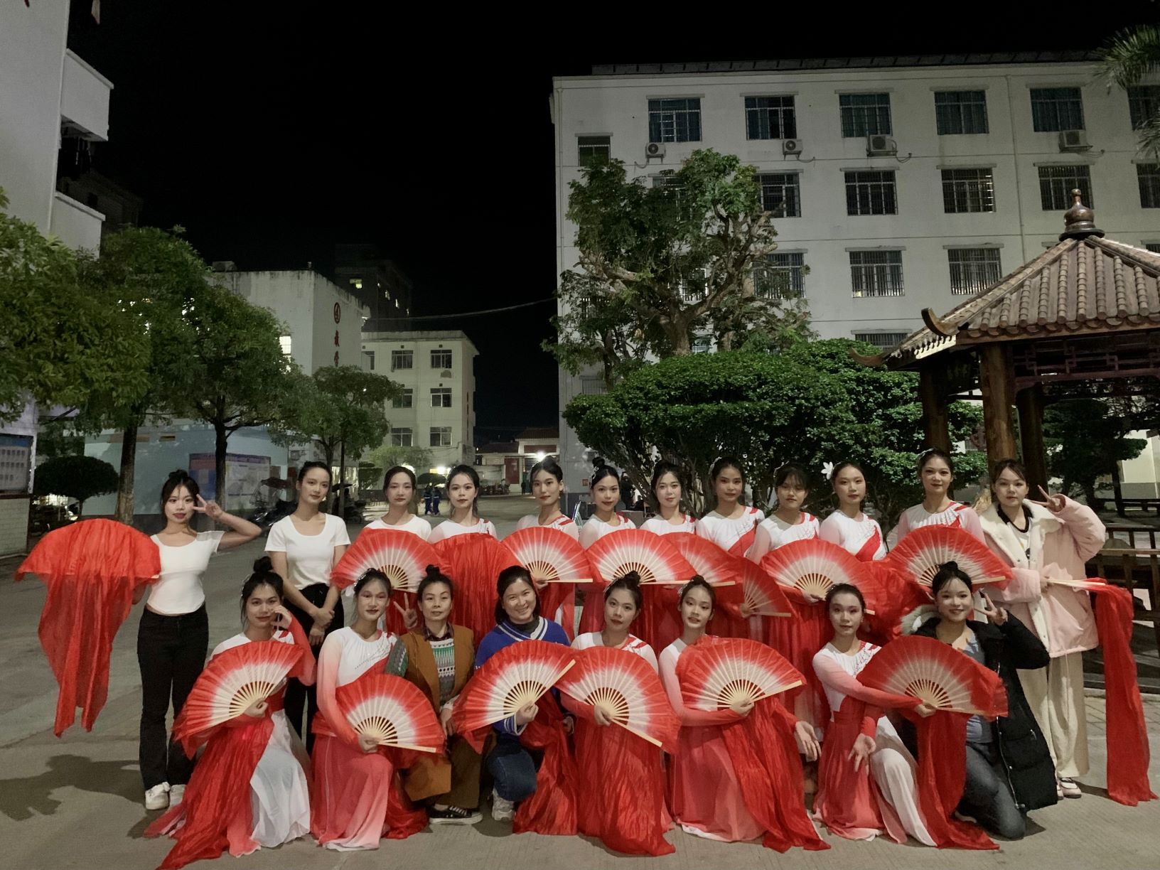 乐鱼注册到木乐一中绘画展示、参与晚会表演