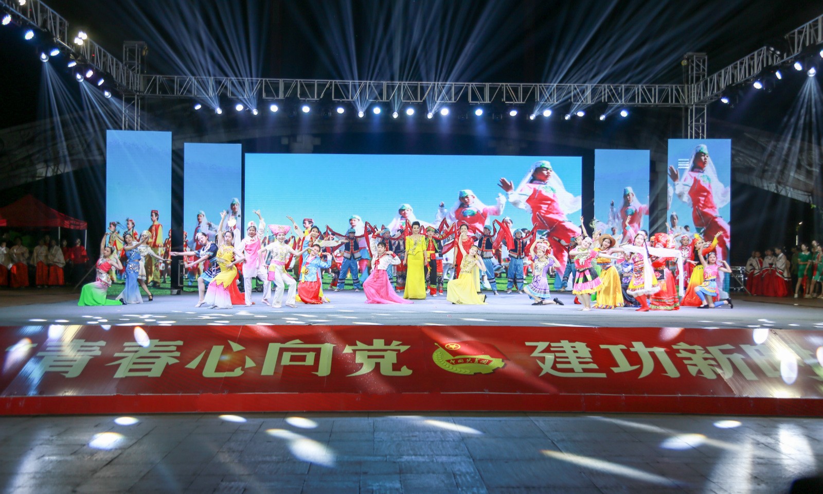 乐鱼注册参与2019年纪念五四运动100周年主题颁奖晚会表演